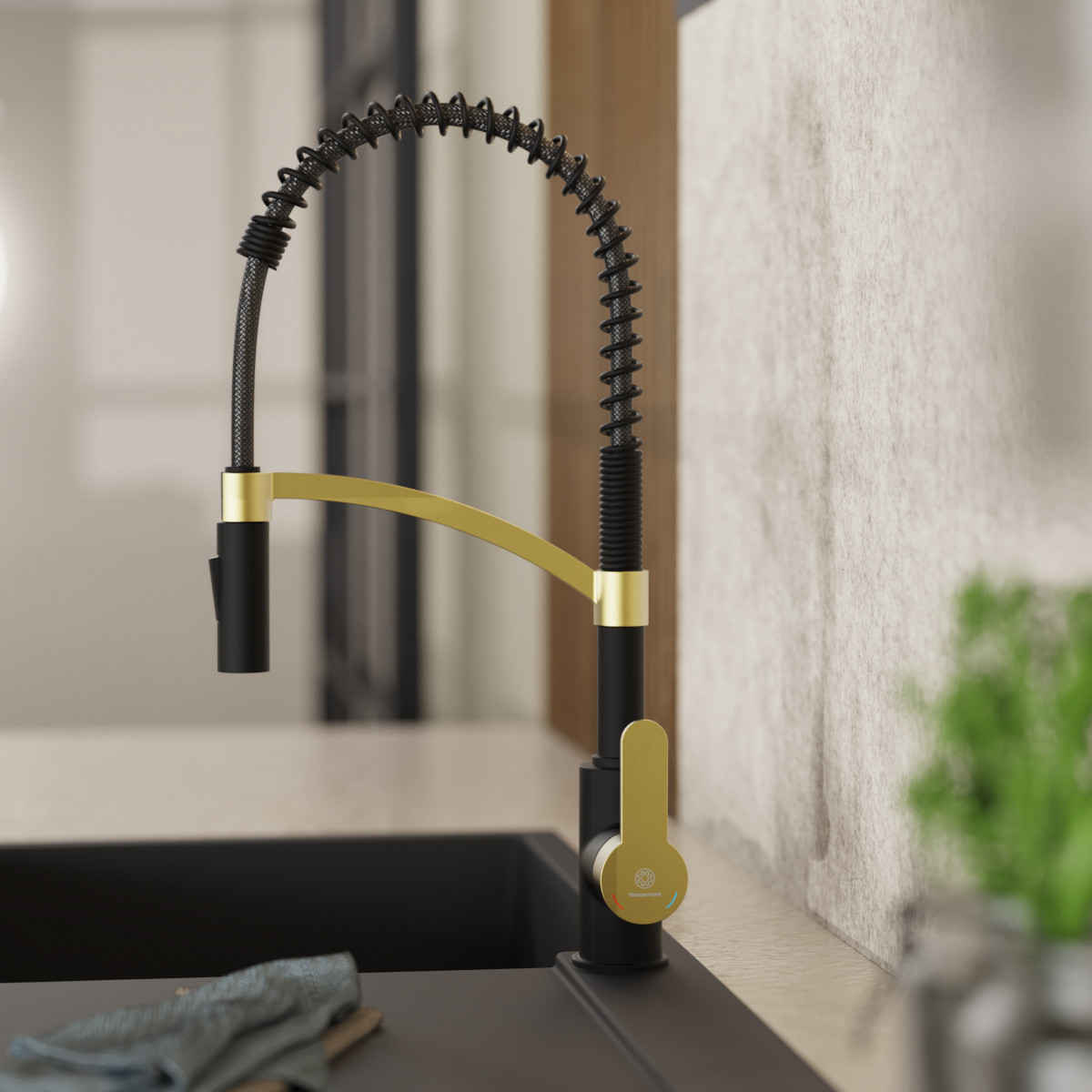 Felis Semi-Pro, Kitchen faucet semi-pro with pull-down spiral spring in matte black and brushed gold